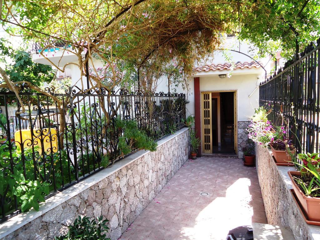 Ciuscia Bed & Breakfast Calatabiano Bagian luar foto